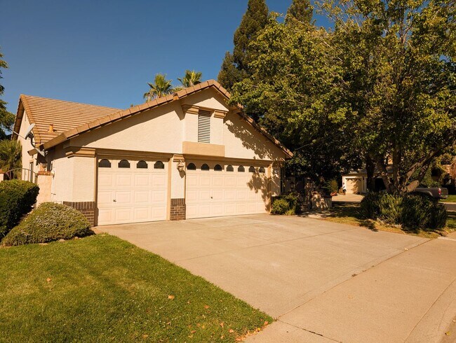 Foto del edificio - BEAUTIFUL SINGLE FAMILY HOME IN FOLSOM!