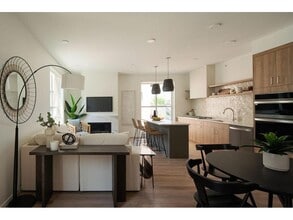 Building Photo - 7 West Dr