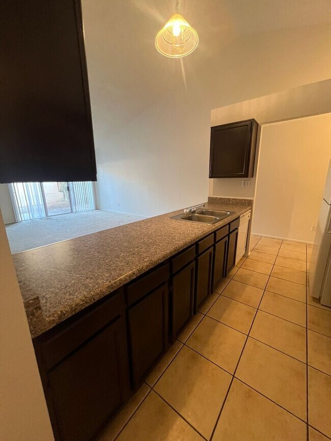 Building Photo - Wonderful Townhouse Located in the Northwe...