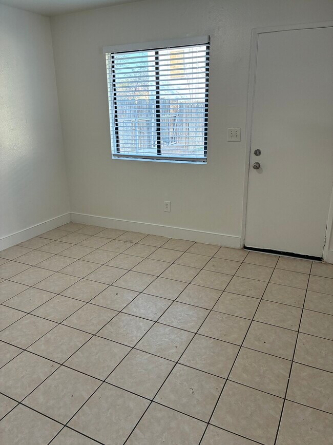 Ventana y puerta de la cocina al patio trasero. - 218 Woodrow Ave