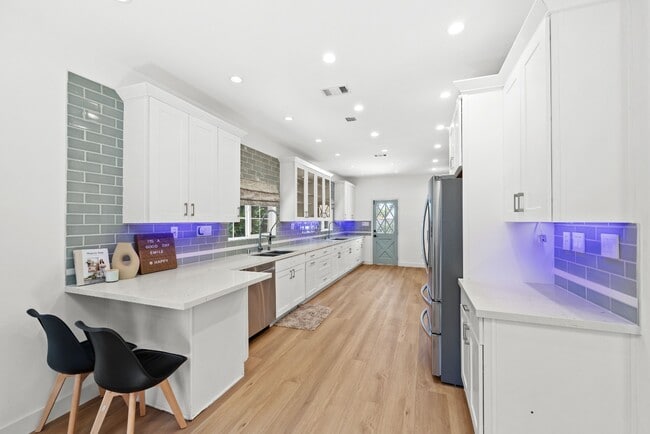 Foto del edificio - Traditional home | 3 bed 3 bath | Prime Pico-Robertson Area