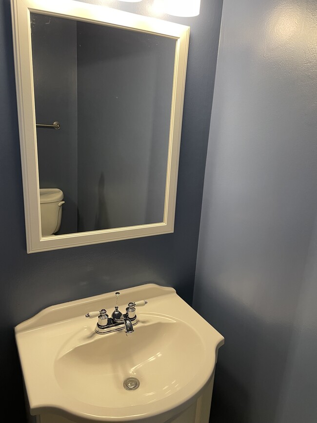 Building Photo - 3240 Brookview Way