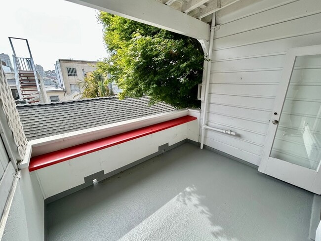 Building Photo - Charming North Beach Unit w/Parking