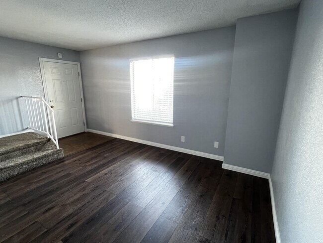 Building Photo - 720 N Torrey Pines Dr