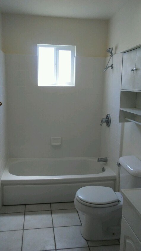 Foto del edificio - 3 bed/1 bath Westside home near beach/park