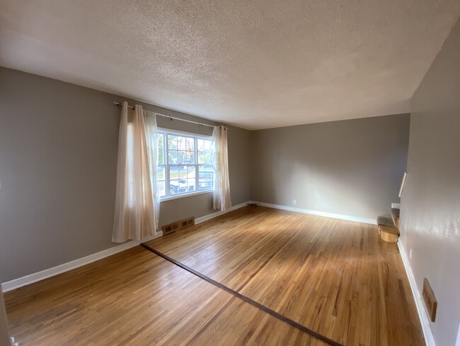 Building Photo - 18 9th Ave NW