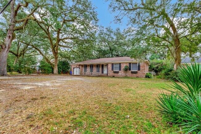 Building Photo - Located in the heart of West Ashley