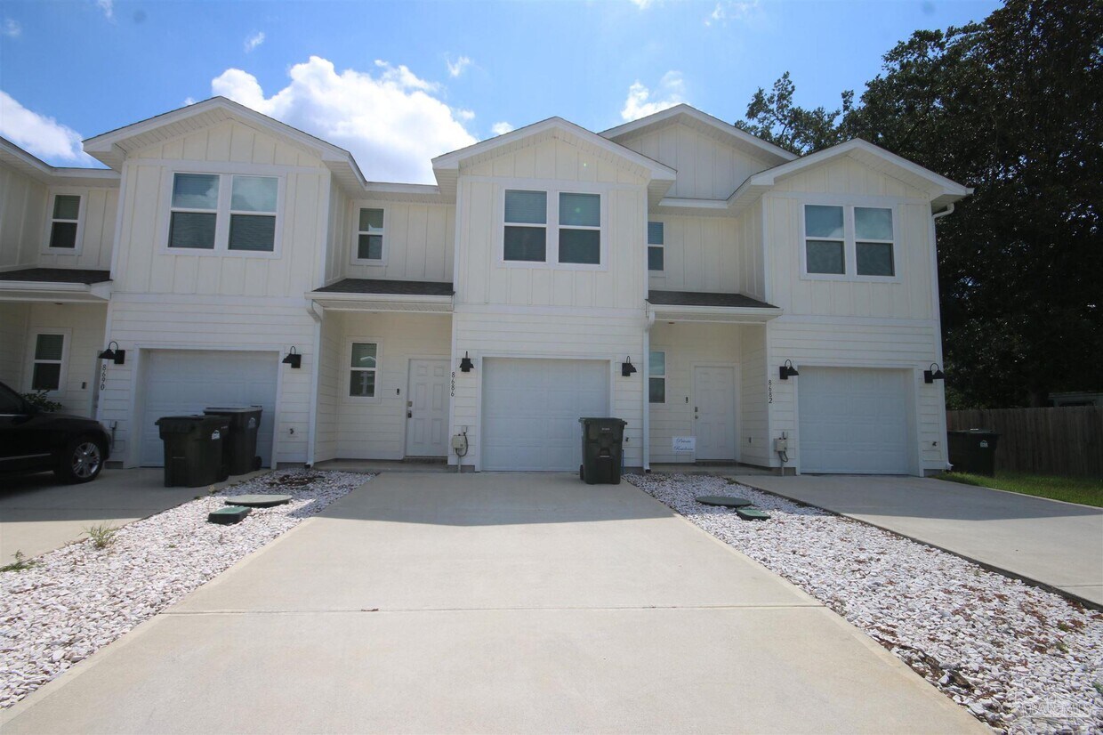 Foto principal - 8686 Meadow Flower Ln