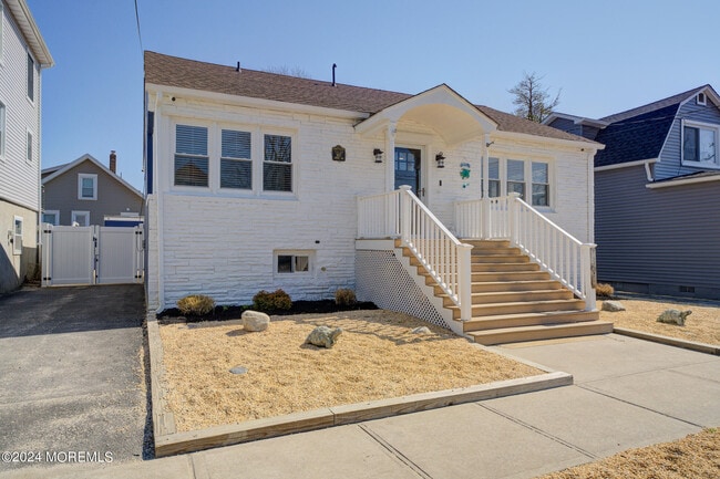 Building Photo - 307 Asbury Ave