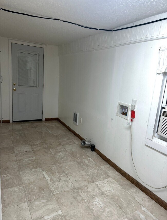Foto del edificio - 2327 Sulphur Hollow Rd