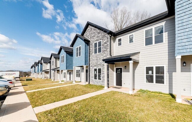 Foto del edificio - 3 Bedroom Townhome in Lynchburg
