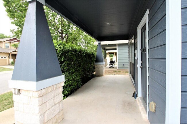 Building Photo - 2324 Independence Dr