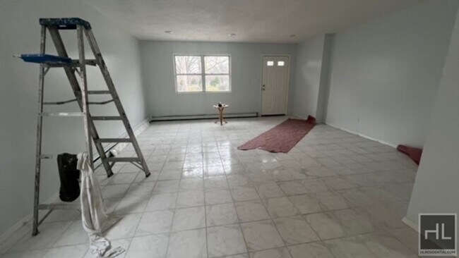 Foto del edificio - FRESHLY RENOVATED VERY LARGE AND SPACIOUS ...
