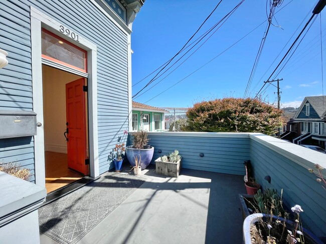 Building Photo - 3901-3901 1/2 Folsom Street