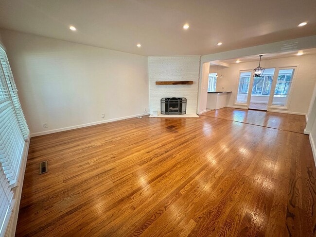 Building Photo - Charming 2 Bed 1.5 Bath in Redwood City!
