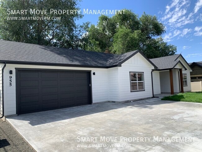 Building Photo - Stunning brand new single level 3 bed home