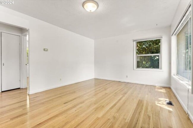 Building Photo - Super Cute 2 Bedroom House in Portland wit...