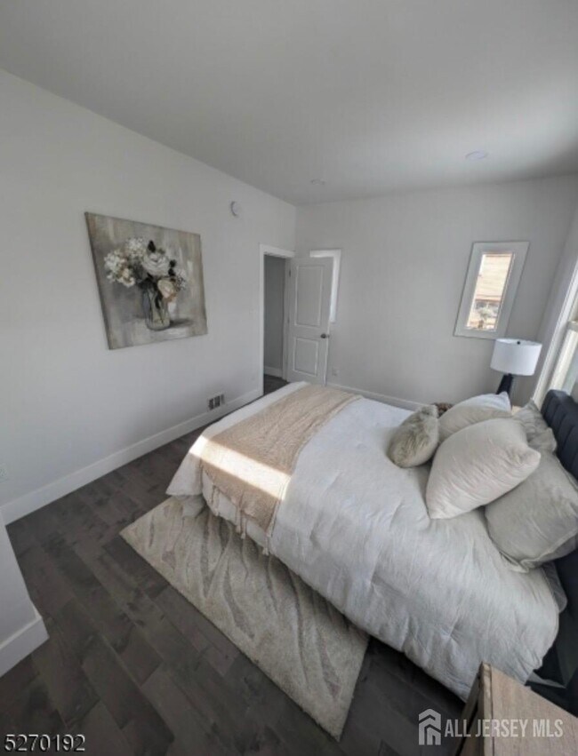 21 Oak St, East Orange, NJ 07018 Room for Rent in East Orange, NJ