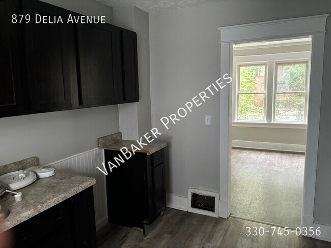 Building Photo - 879 Delia Ave
