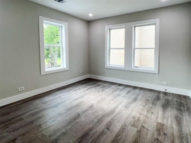 Building Photo - 4704 Greenbriar Dr