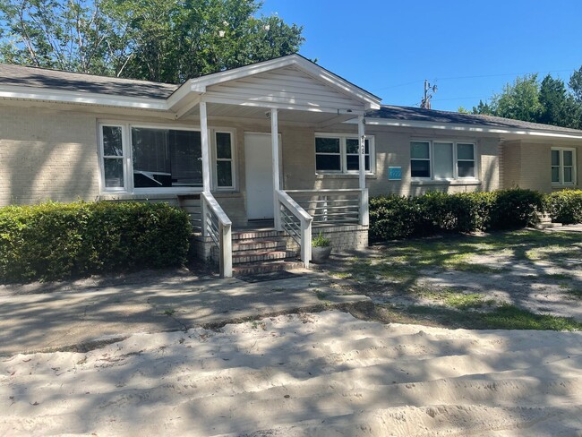Building Photo - 3 Bedroom 2 Bathroom House with Bonus  Room