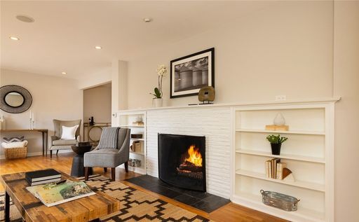 Foto del edificio - Beautiful Mid-Century Home on a Corner Lot...