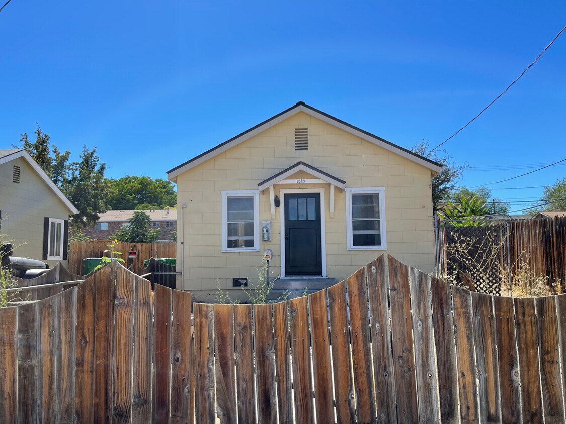 Foto principal - 1329 Locust St