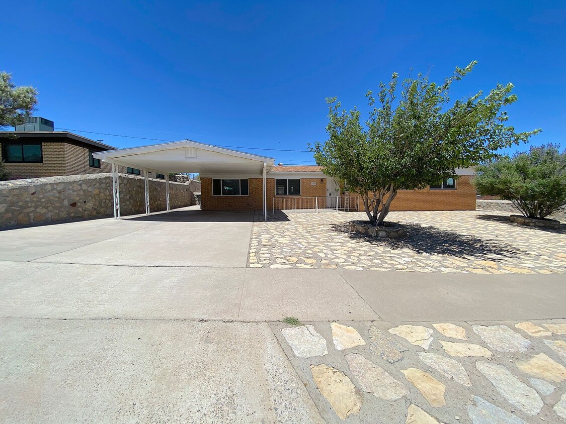 Foto principal - Northeast El Paso 4 bed(possible 5th) with...