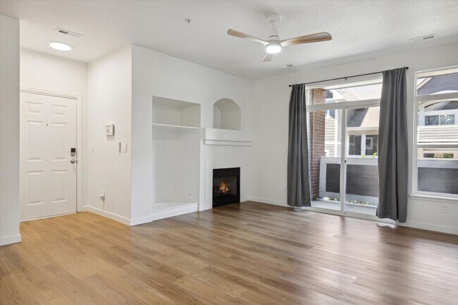 Foto del edificio - $1,000 DEPOSIT!!!! Fully Remodeled Three Bedroom, Two Bathroom Condo