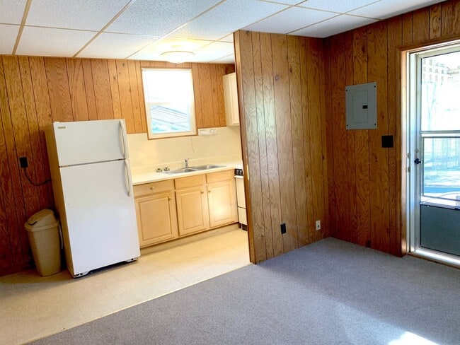 Building Photo - Well maintained 1 bedroom apartment 30 minutes from Asheville in downtown Marion, NC