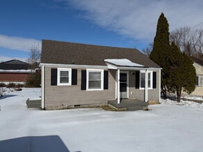 Building Photo - 15 Maple St