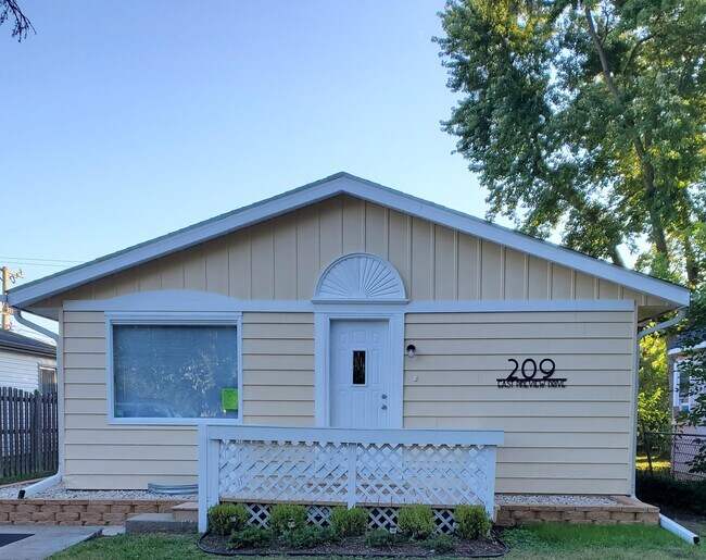 Foto del edificio - 209 E Pineview Dr
