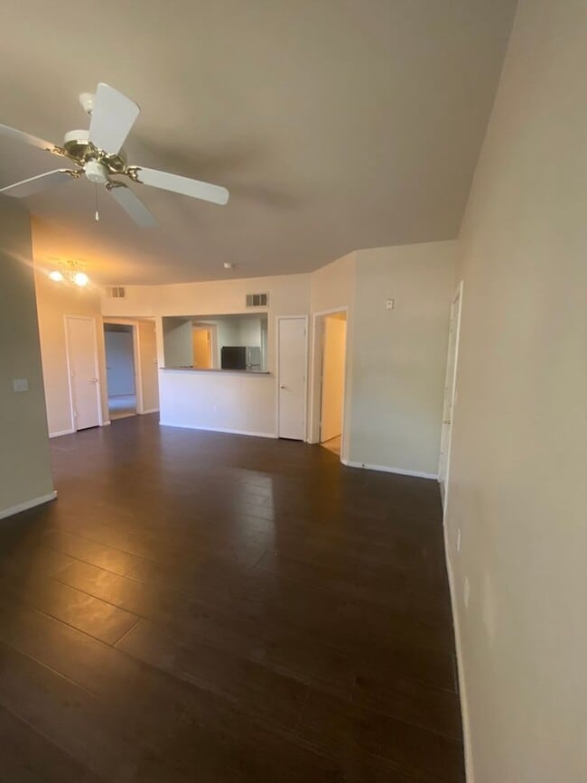 Building Photo - Beautiful unfurnished 2 bedroom in the Sou...