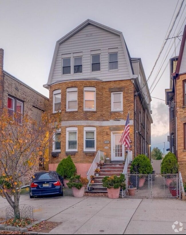 Building Photo - 123 Avenue C