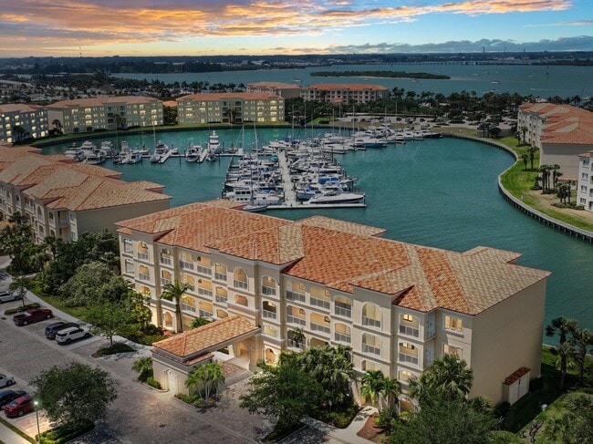 Building Photo - 17 Harbour Isle Dr W