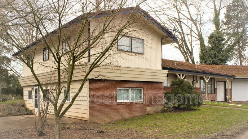 Foto principal - 1300 NE 88th St