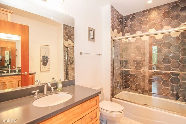 Building Photo - 1 br, 2 bath  - 350 S Hamilton St