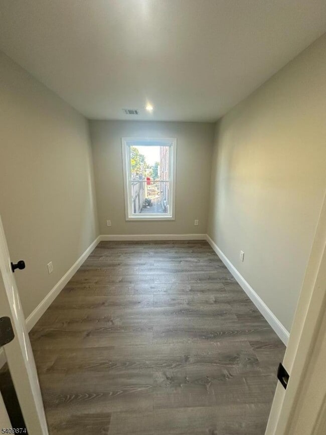 Foto del edificio - 393 E 27th St