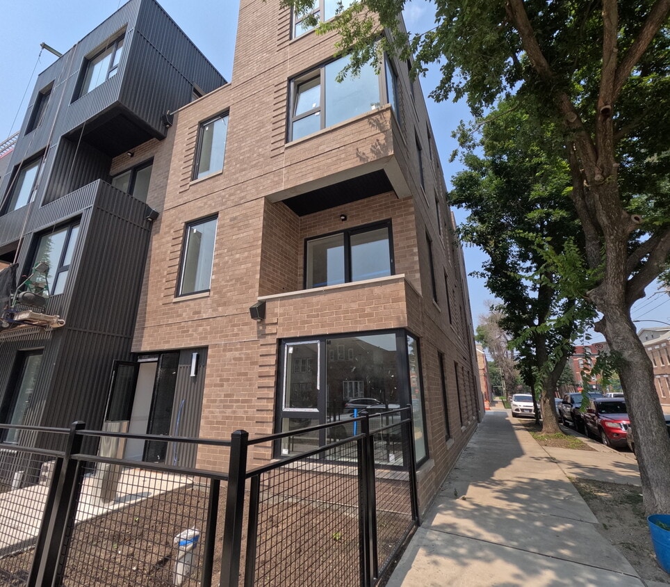 Primary Photo - 2100 W 18th Pl