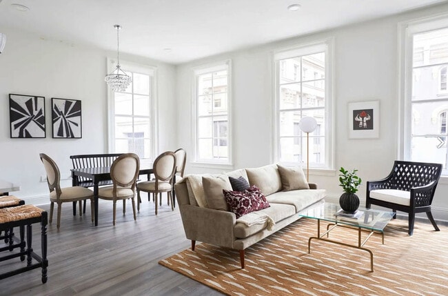 Building Photo - 800 Gravier St