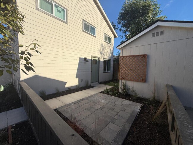 Building Photo - 909-909 S Spruce St