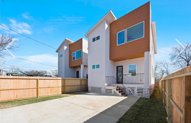 Photo - 2208 Des Chaumes St Townhome