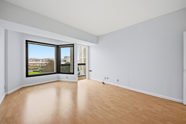 Foto del edificio - 6363 Christie Ave