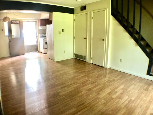 Foto del edificio - $1,200 - 2 Bed/1 Bath Private area near the Oval