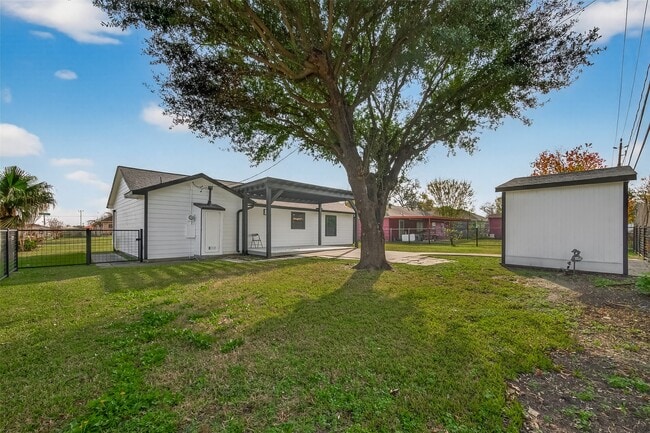 Building Photo - 3527 La Retama Dr