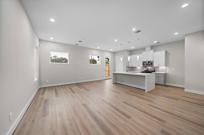 Foto del edificio - 8138 Esther Acres Ln