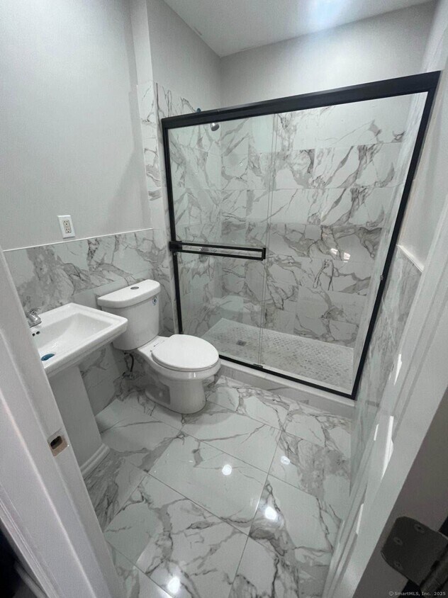 Foto del edificio - 383 Shelton Ave