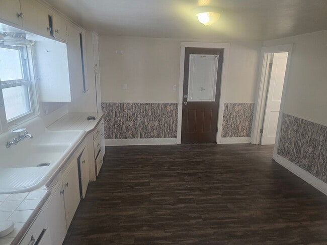 Building Photo - 921 N Maple Ave