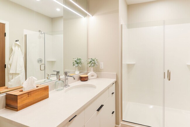 Foto del edificio - 2630 N Hackett Ave