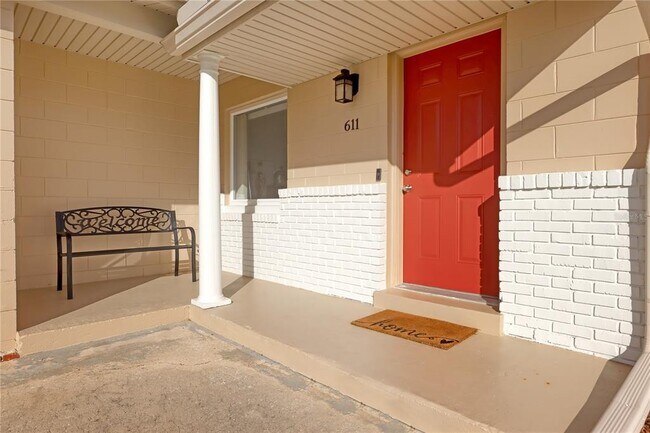 Foto del edificio - 611 Clarewood Blvd